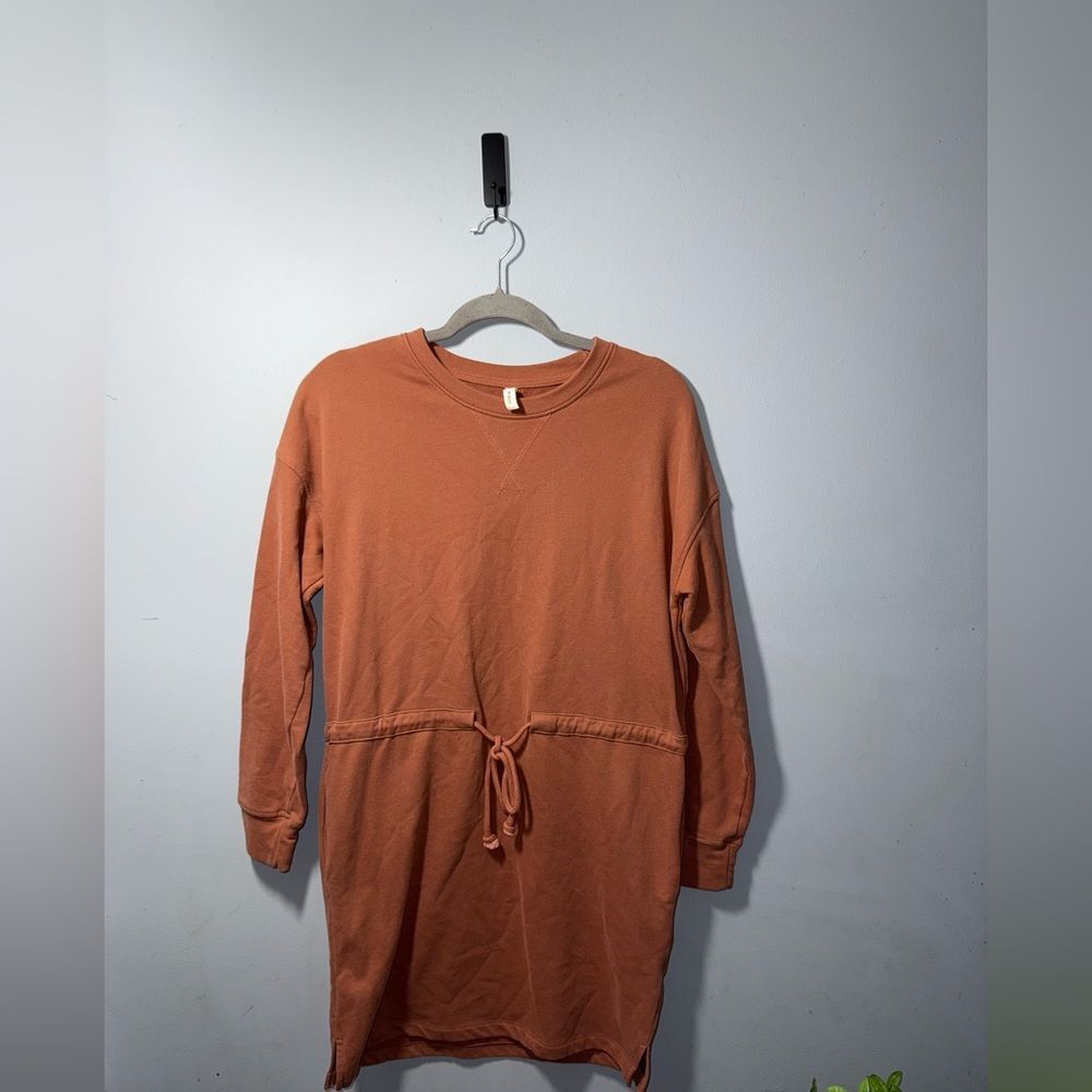 Wishlist Women’s Tie Waist Pocketed Sweatshirt Dress in “pumpkin spice” S/M EUC